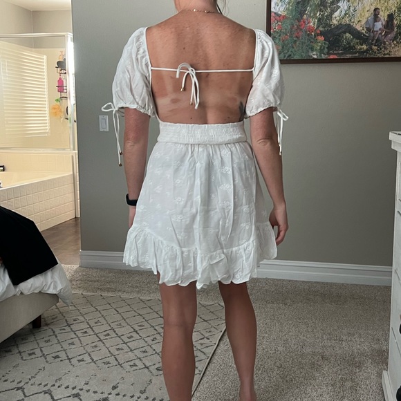 Lace white dress with open back - Picture 3 of 3